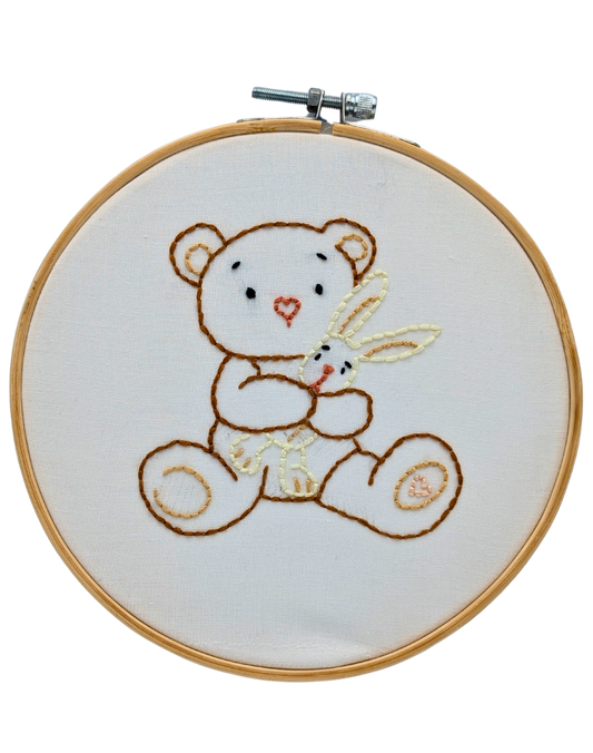Cadre brodé Petit ourson et son doudou