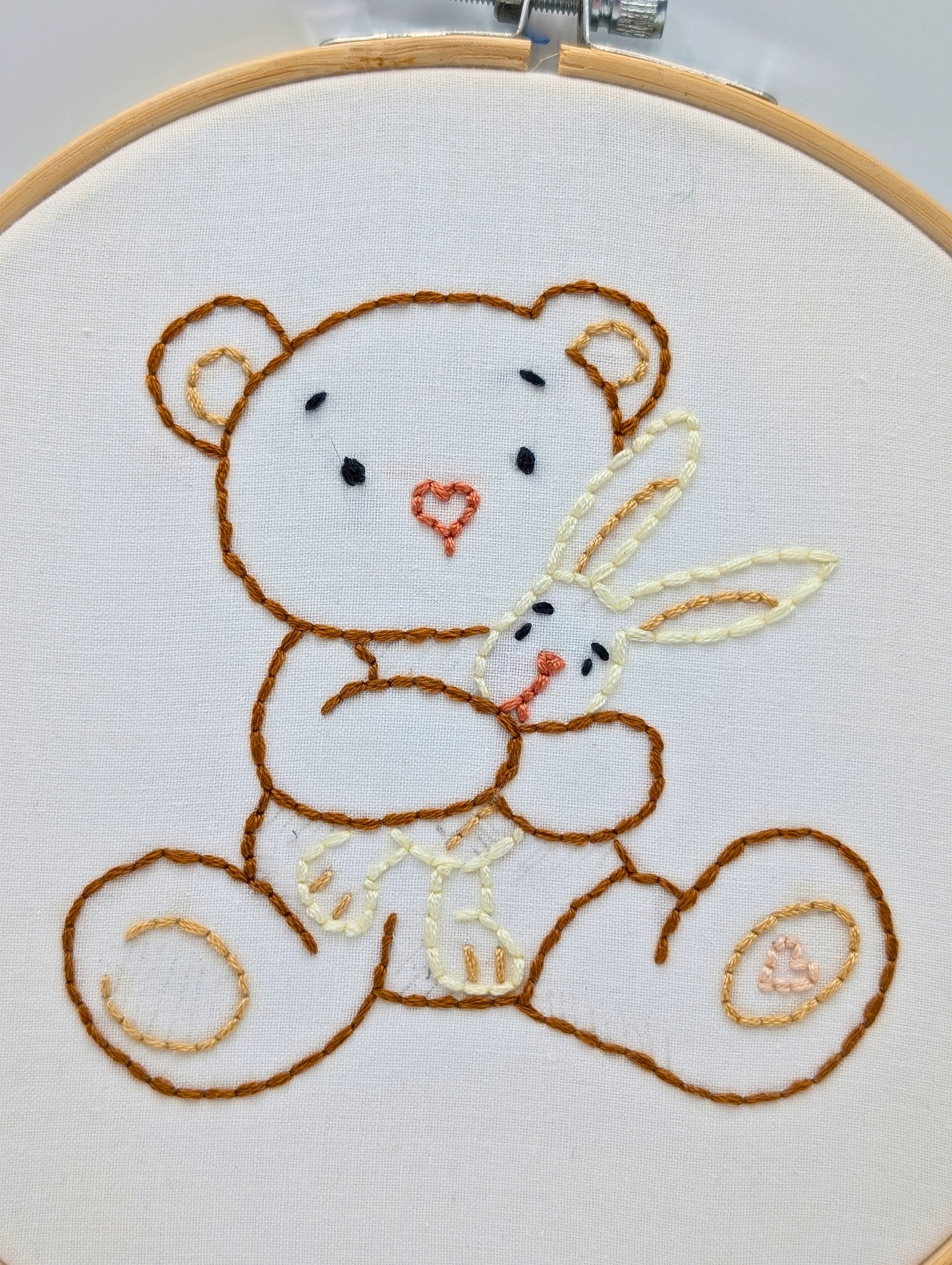 Cadre brodé Petit ourson et son doudou